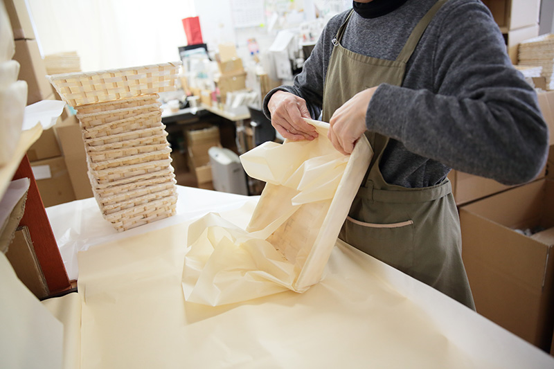 カゴに薄紙を巻いているところ